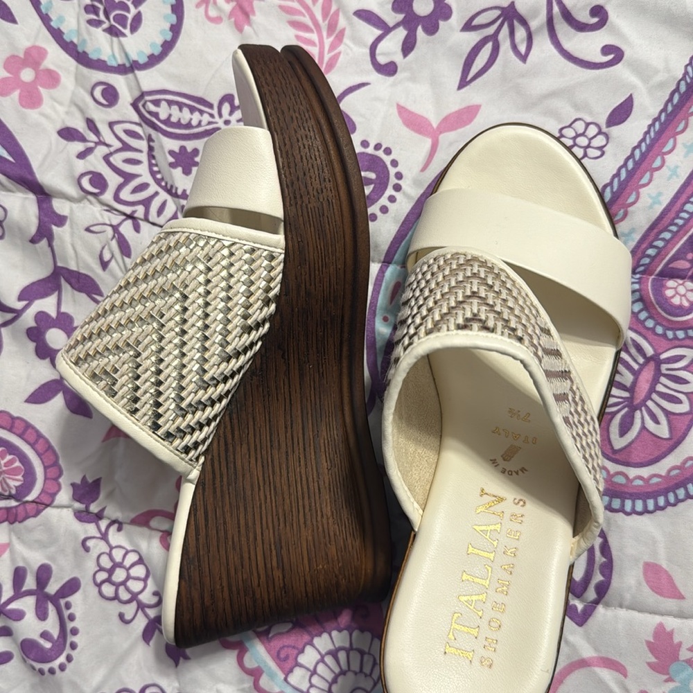 Italian ShoeMaker size 7.5 off white/bone(light tan) color with Gold Accent - Picture 3 of 4
